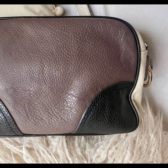 🛍Host Pick!🛍 Guess Handbag in Taupe, White, and Black - Picture 4 of 11